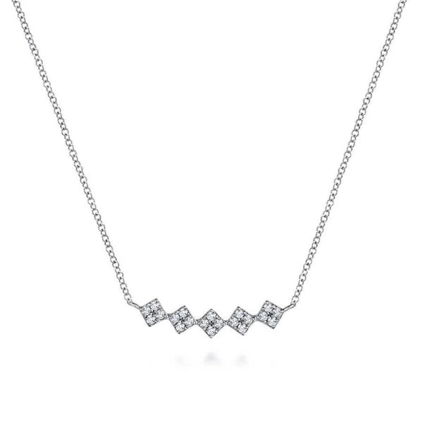 14K White Gold Square Station Diamond e Curved Bar Necklace