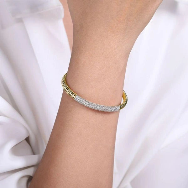 14K Yellow Gold Cuff Bracelet with Diamond e Station