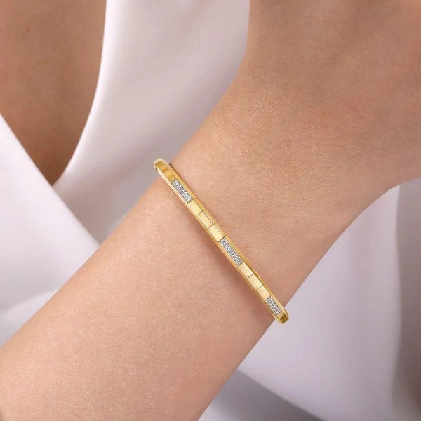 14K Yellow Gold Cuff Bracelet with Diamond e Stations