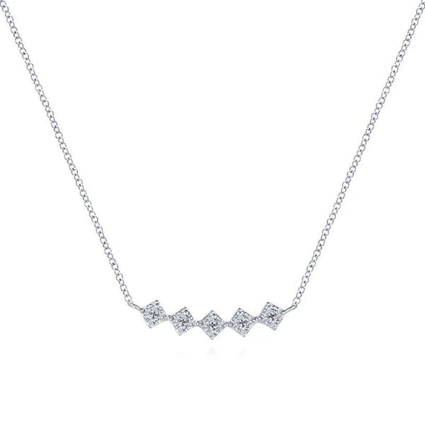 14K White Gold Square Station Diamond e Curved Bar Necklace