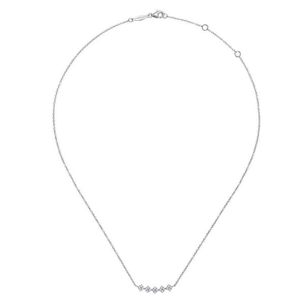 14K White Gold Square Station Diamond e Curved Bar Necklace
