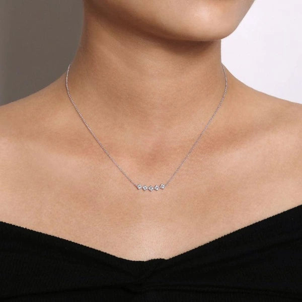 14K White Gold Square Station Diamond e Curved Bar Necklace